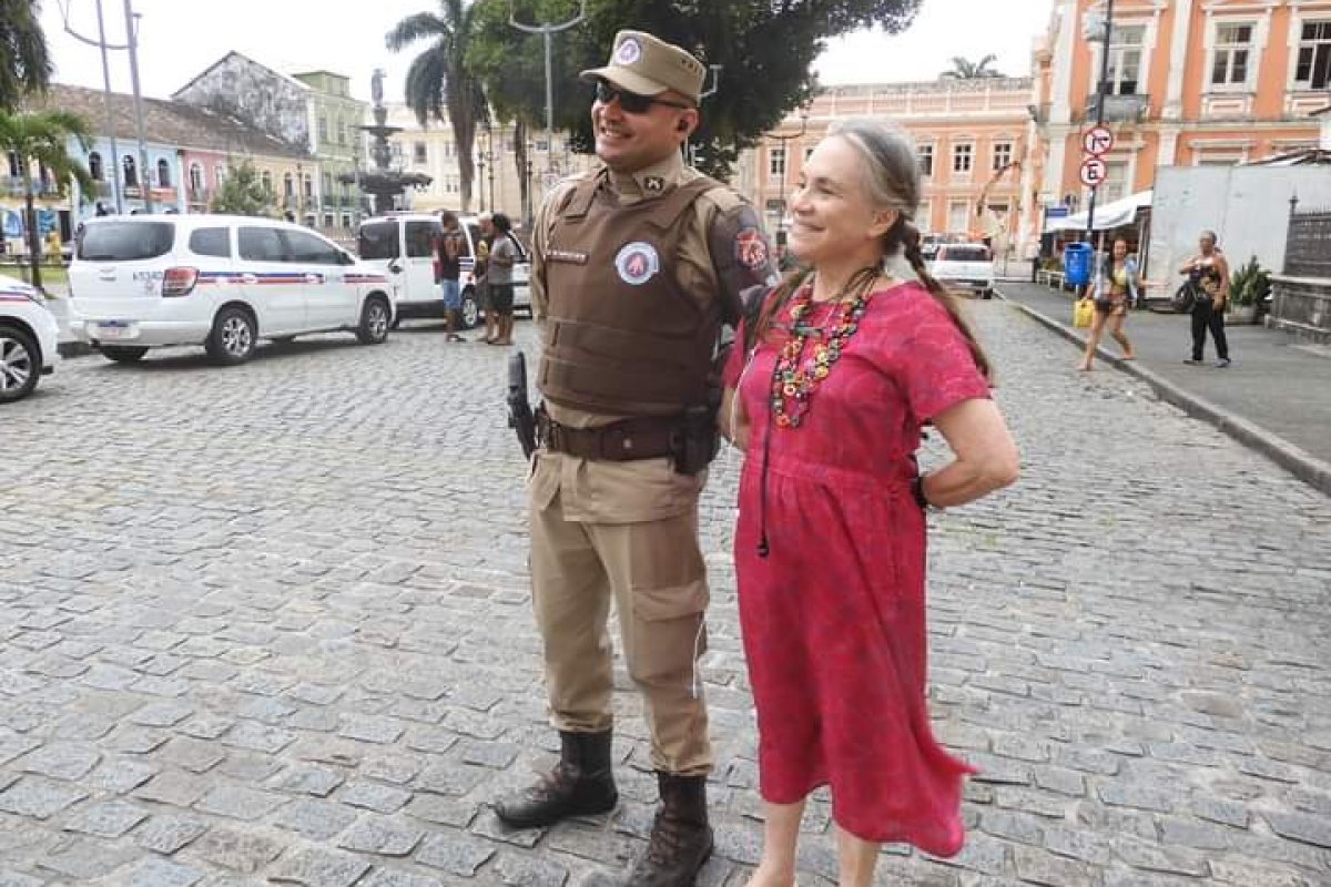 Regina Duarte posa com Policial no Centro Histórico de Salvador!