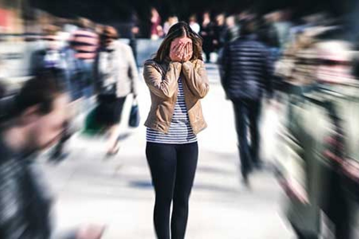 ‘É importante entender que fobia social não é timidez’, afirma psicóloga