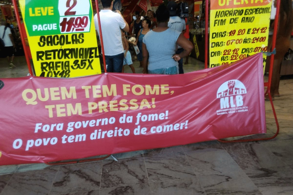 Vídeo: Grupo invade mercado e exige cestas básicas em Salvador