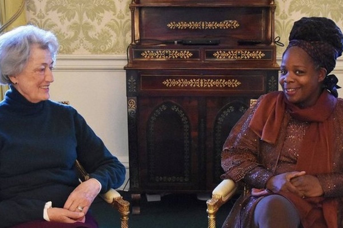 Madrinha do príncipe William pede desculpas a ativista negra após fala racista