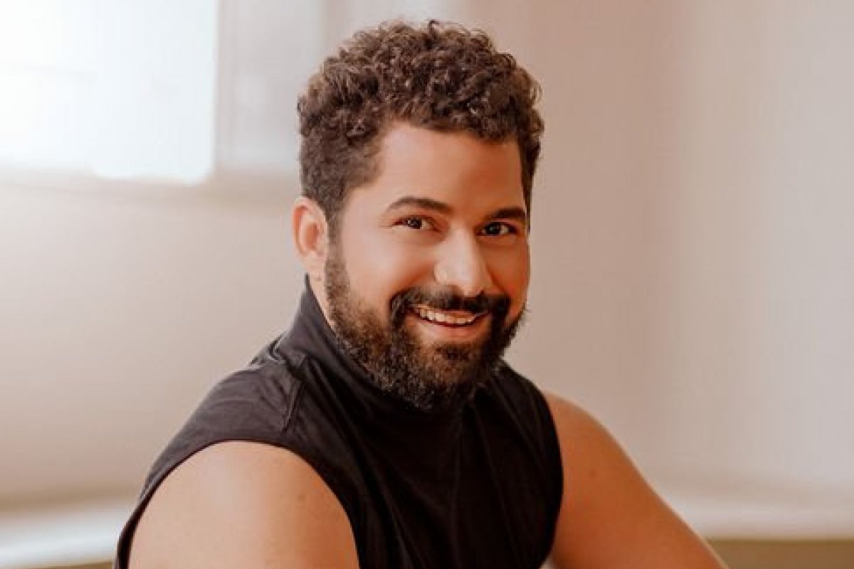 Escritor Daniel Arcades lança seu primeiro livro em Salvador