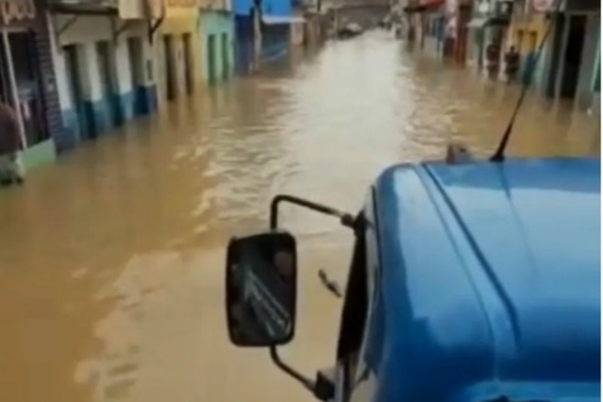 Famílias ficam desabrigadas após fortes chuvas em Medeiros Neto, no sul da Bahia