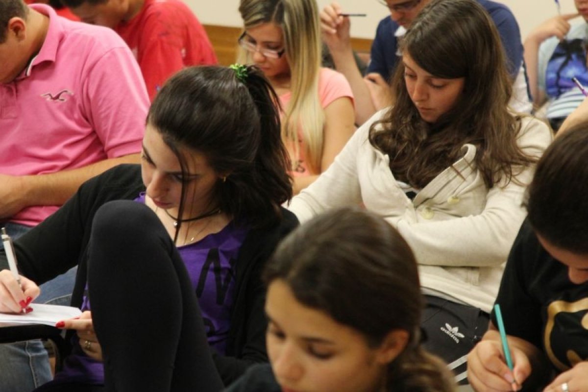 Programa de preparação para Enem destinada a jovens carentes de Salvador tem inscrições até domingo (9)