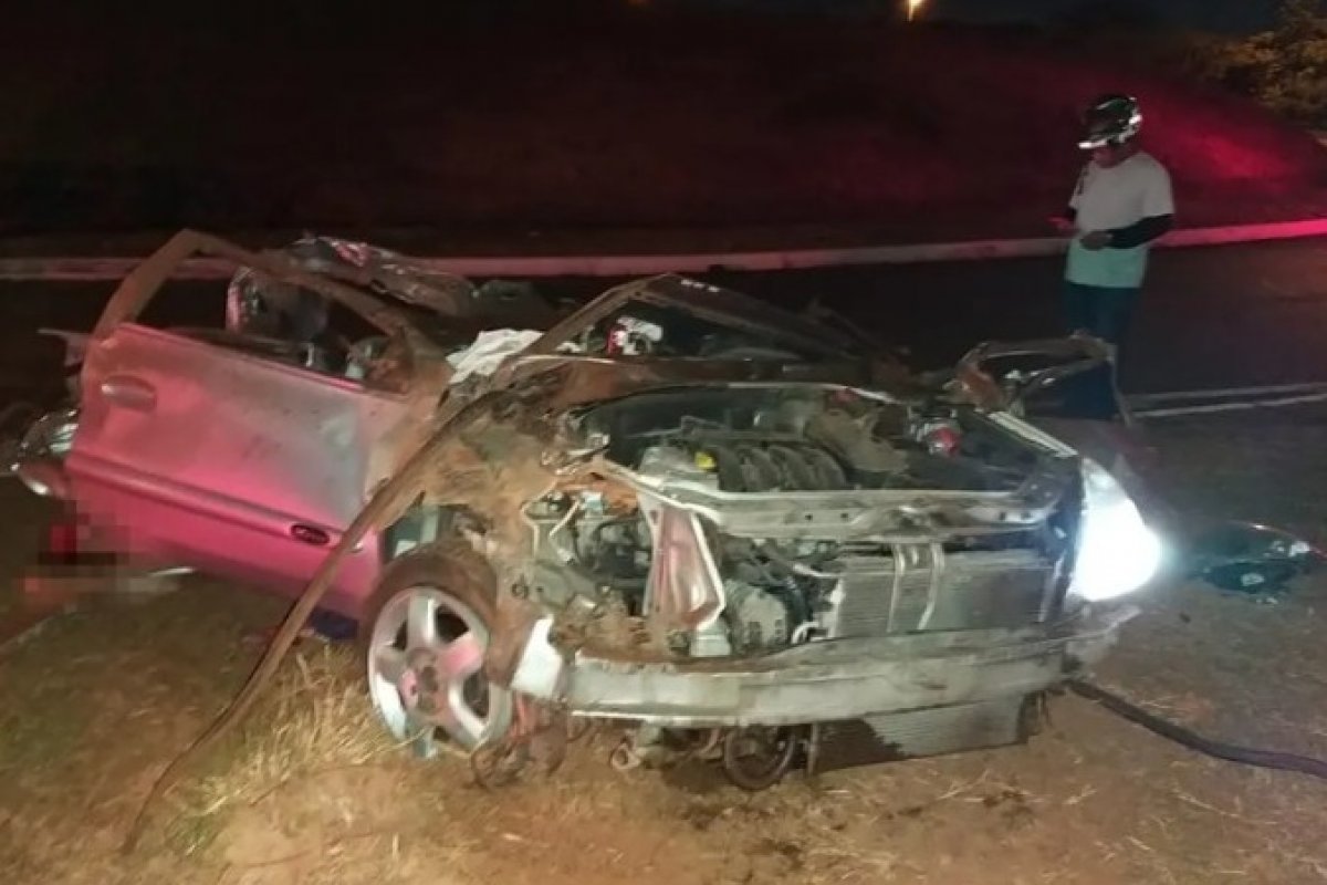 Trio de amigos que morreu após carro capotar na Avenida Paralela jogou futebol antes do acidente