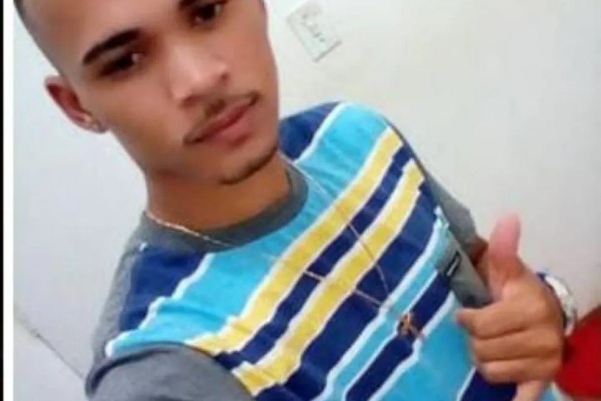 Homem trocava pneu de motocicleta quando foi atropelado por ônibus do transporte público de Salvador