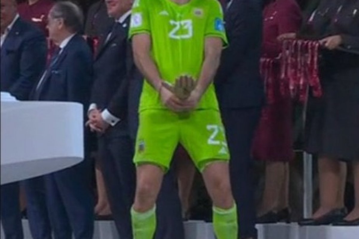 Goleiro da Argentina explica motivo de gesto de comemoração com troféu de ouro na Copa