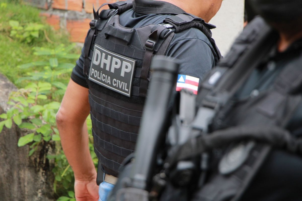 Homem é preso após matar companheira idosa no bairro de Massaranduba, em Salvador