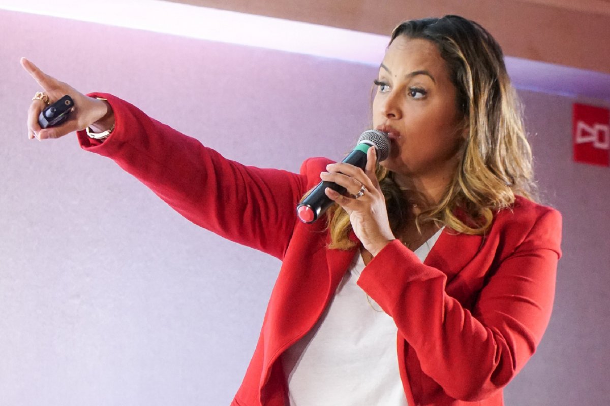 Referência nos palcos: Camila Farani se consolida como uma das maiores palestrantes de empreendedorismo do Brasil!