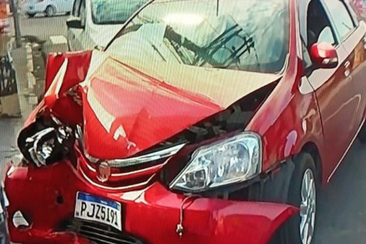 Batida de veículo contra poste deixa duas pessoas feridas no bairro de Brotas, em Salvador