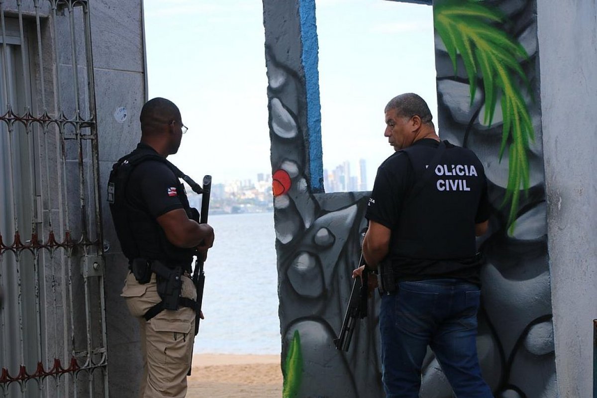 Mais de 6 mil porções de drogas são apreendidas em parede de imóvel abandonado