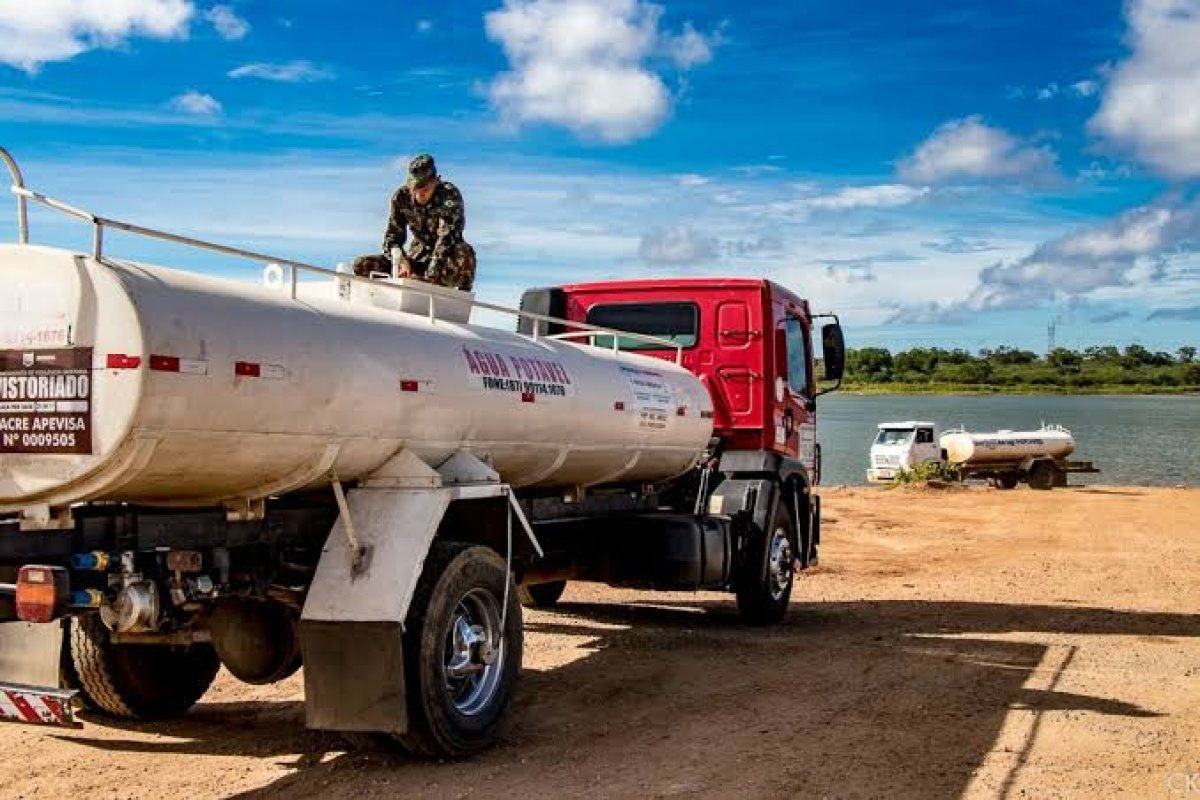 Distribuição de água potável em carros-pipas realizada pelo Exército brasileiro é interrompida por falta de recursos 