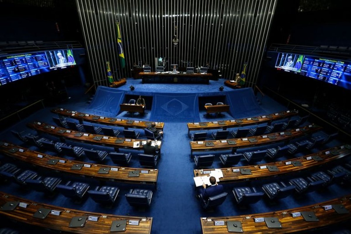 Senado aprova PEC que viabiliza piso salarial da enfermagem