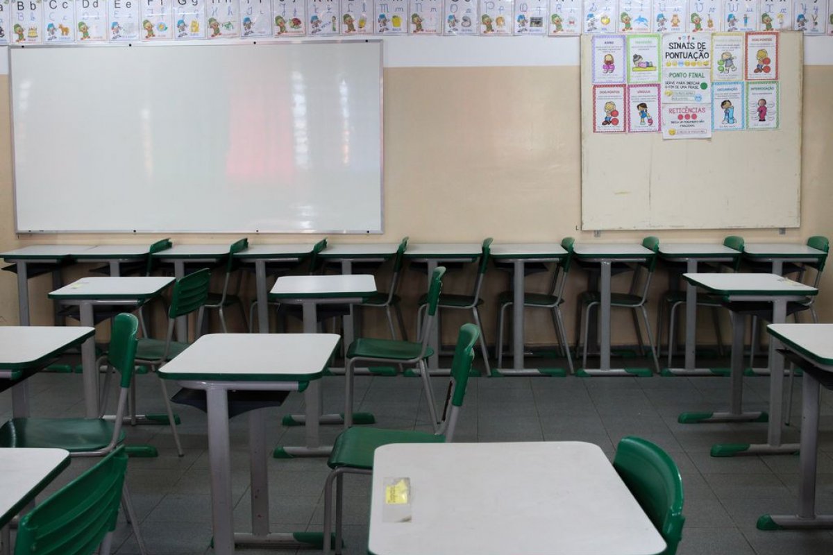 Professores municipais de Eunápolis voltam às aulas após paralisação de oito meses