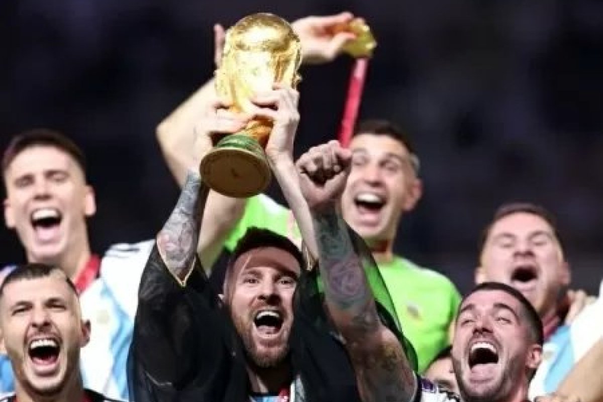 Vendas da túnica usada por Messi na premiação da Copa crescem no Catar