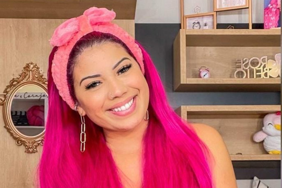 Influenciadora flagra homem no banheiro feminino em Salvador e é acusada de calúnia