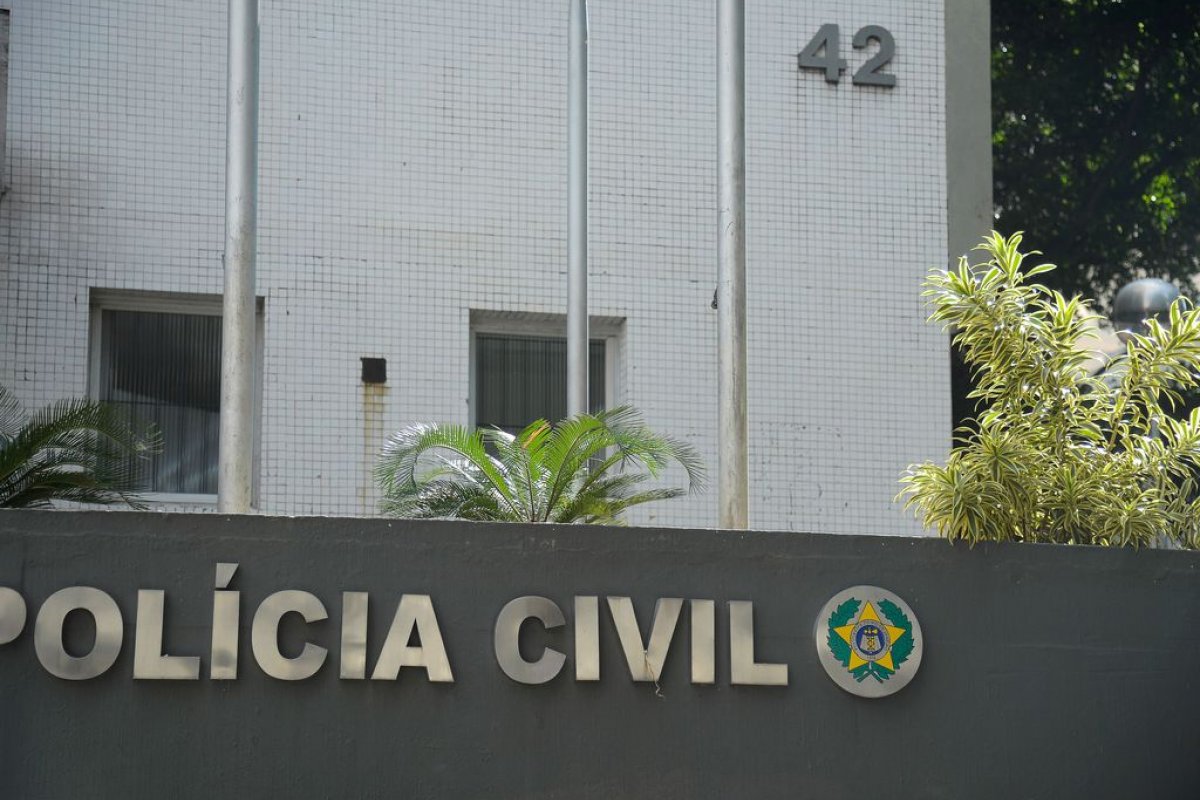 Polícia apreende mais de 400 acessórios falsos para celular em Salvador