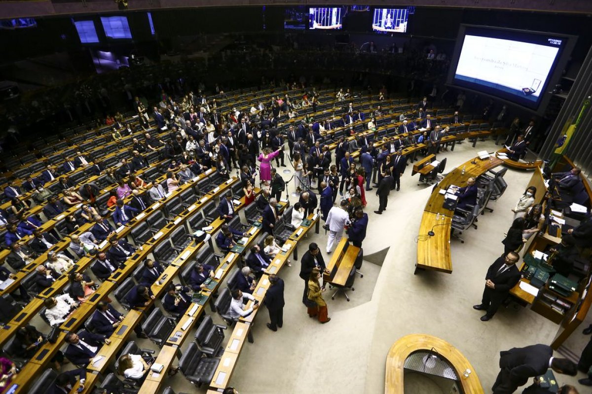 Câmara dos Deputados inicia a votação da PEC da Transição