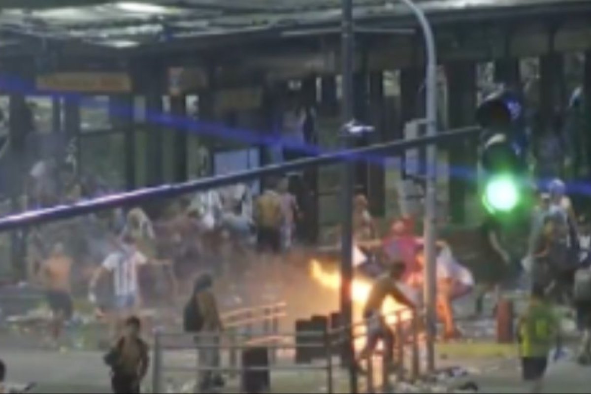 Festa na Argentina termina em confusão entre torcedores e policiais