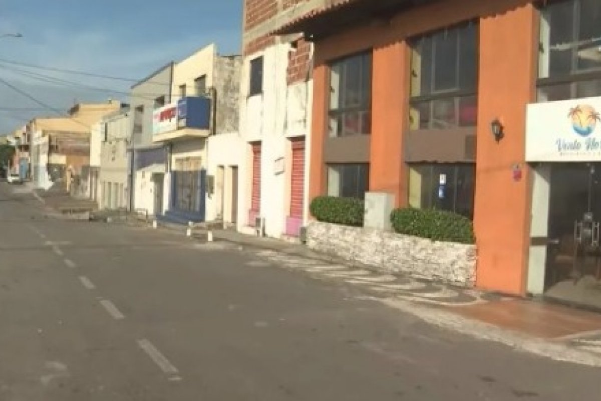 Mulher é morta a tiros durante assalto na orla da Boca do Rio, em Salvador