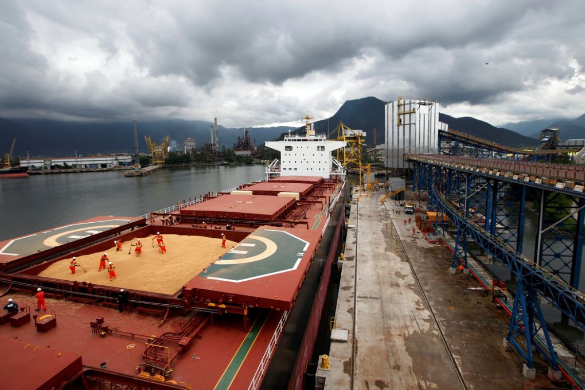 Brasil pode ter superávit recorde na balança comercial em 2023, aponta AEB