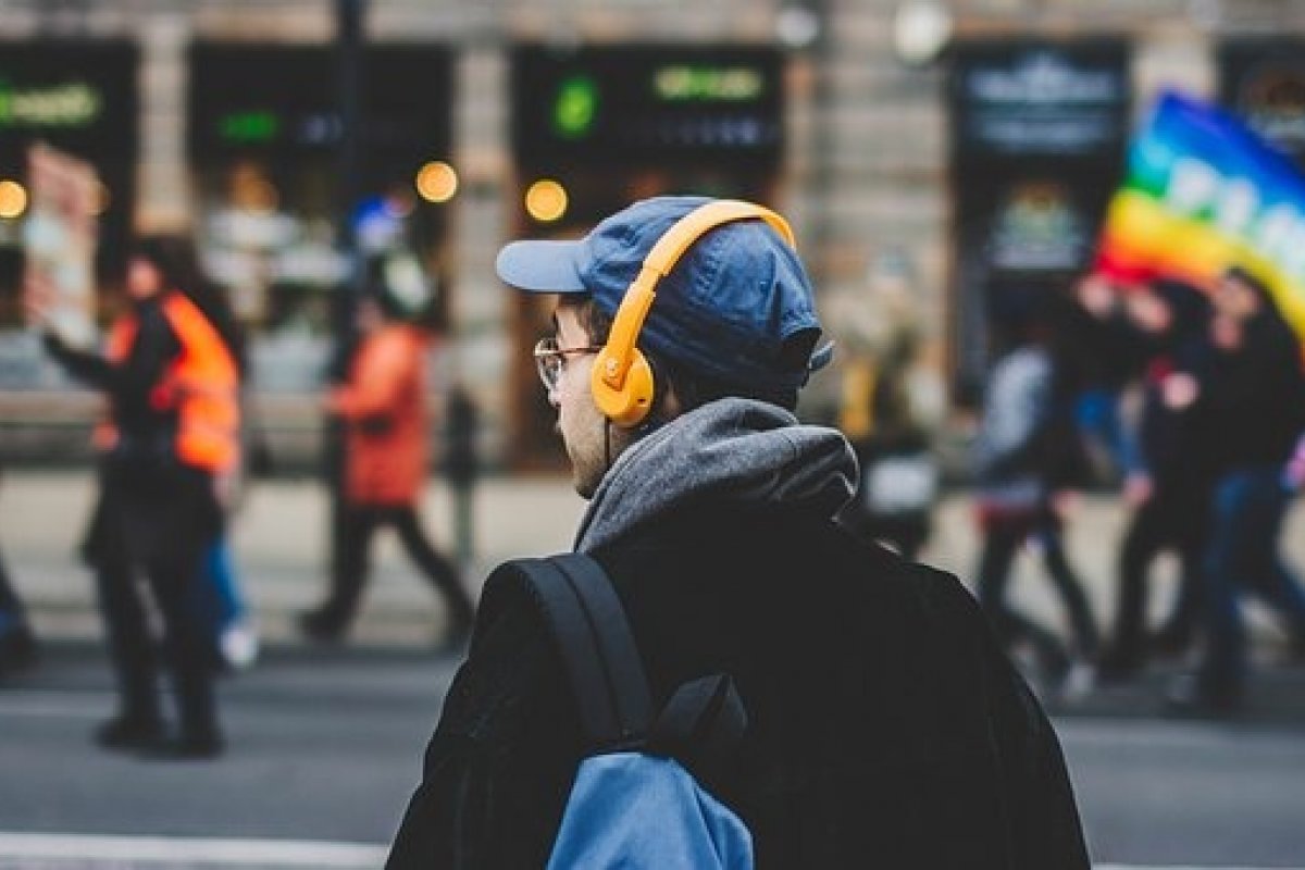 Maioria das pessoas LGBTQIA+ teme sofrer LGBTfobia ao se deslocar pela cidade