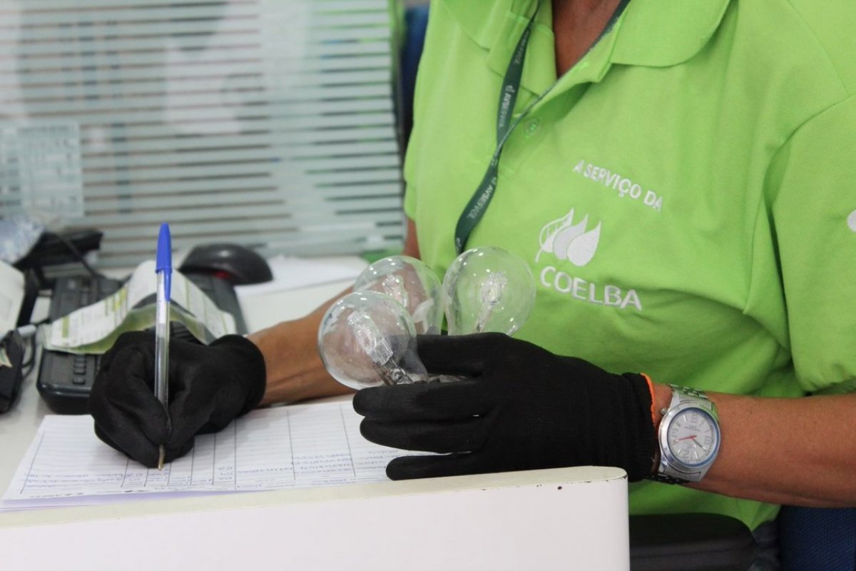Bairros de Salvador terão serviço de troca de lâmpada gratuita nesta semana