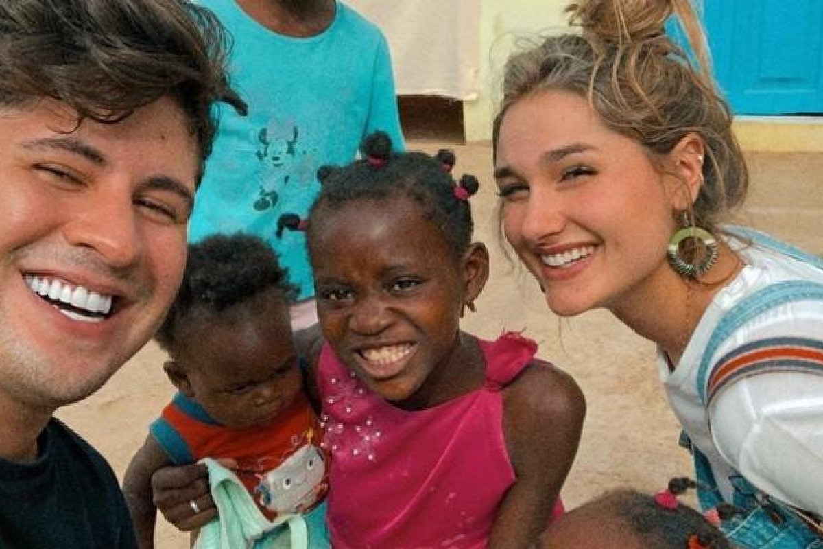 Sasha faz mais uma missão humanitária e posa com crianças africanas