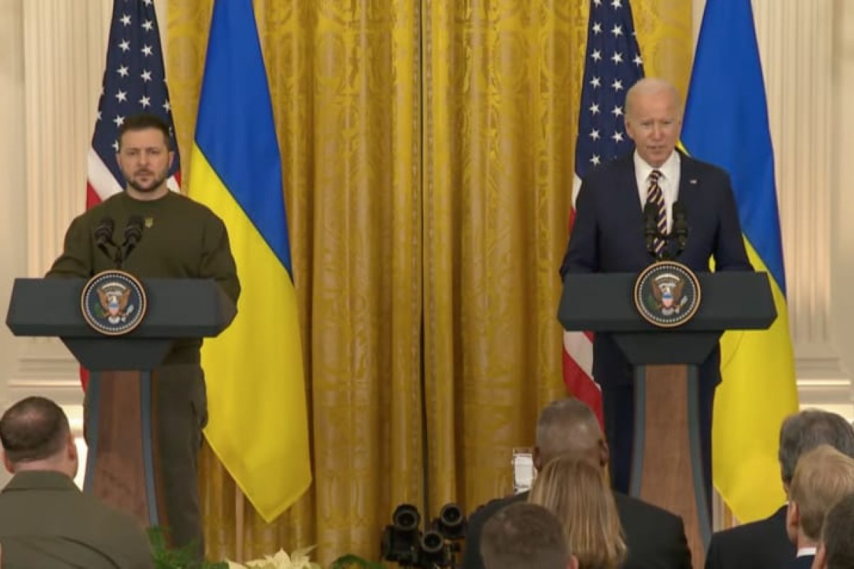 Biden e Zelensky conversam sobre fornecer ajuda militar à Ucrânia em 2023