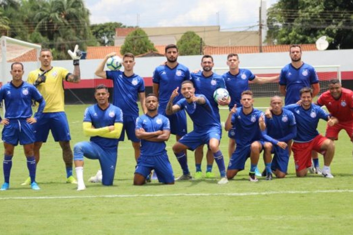 Para manter vivo sonho da Libertadores, Bahia recebe Goiás no Serra Dourada
