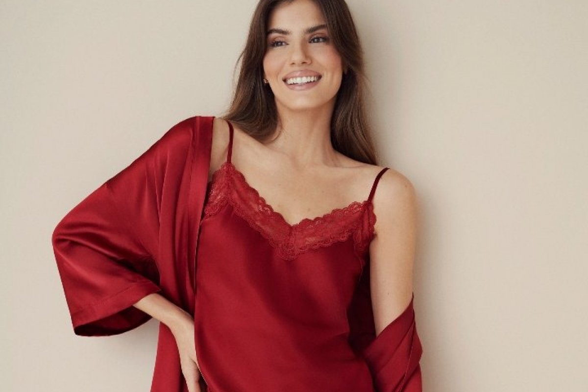 Pronta para o Natal: Camila Queiroz apresenta coleção-cápsula de seda da Intimissimi!
