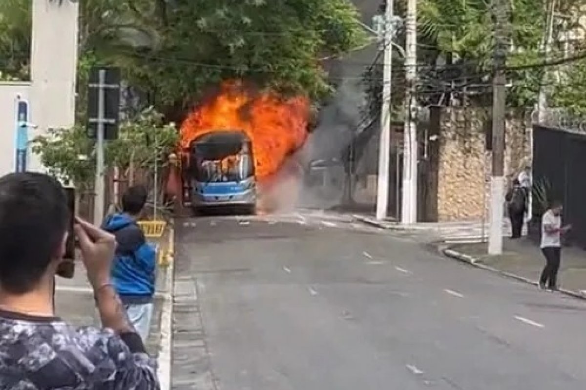 Vídeo: ônibus sofre pane e pega fogo na Vila Olímpia, em São Paulo