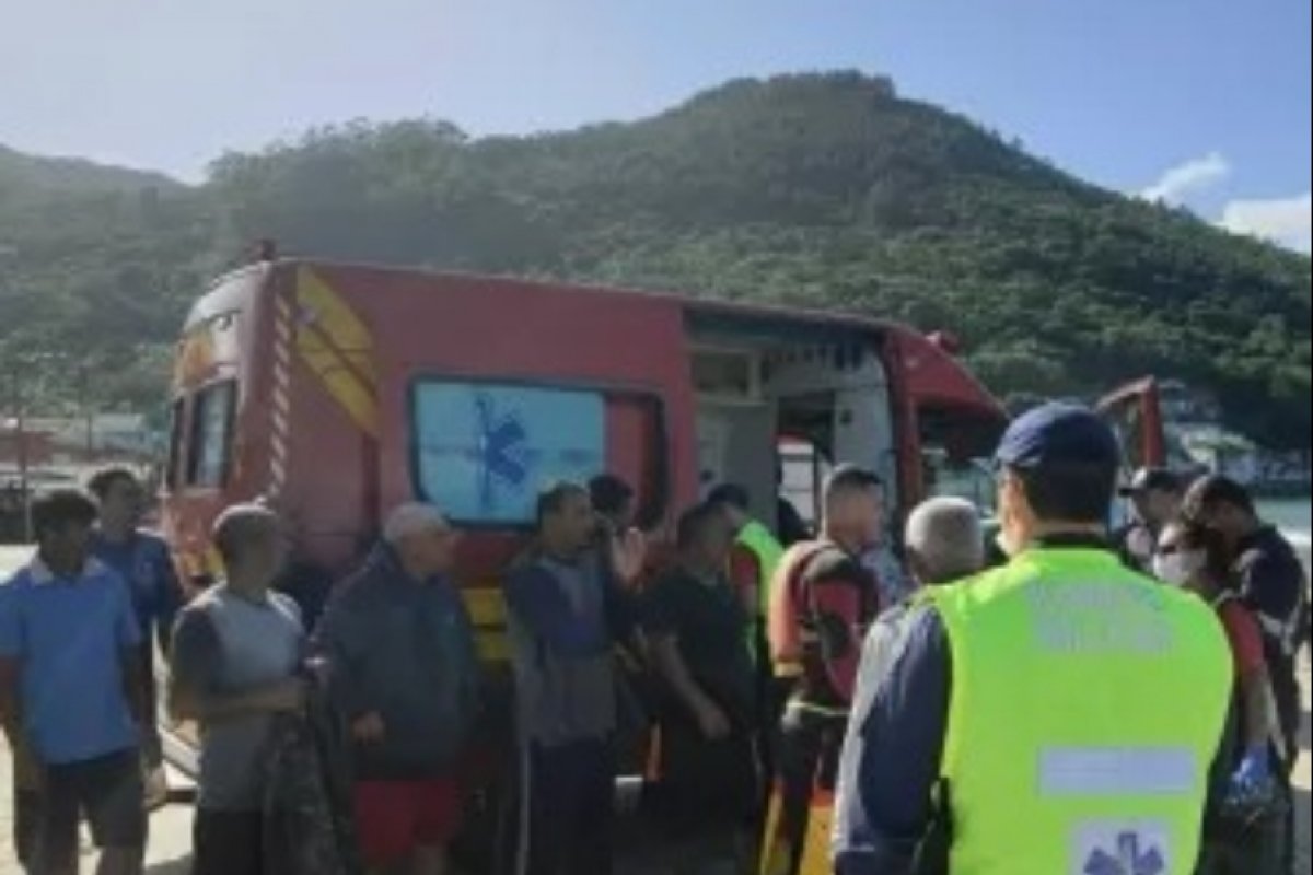 Navio pesqueiro naufraga e causa uma morte em Florianópolis (SC)