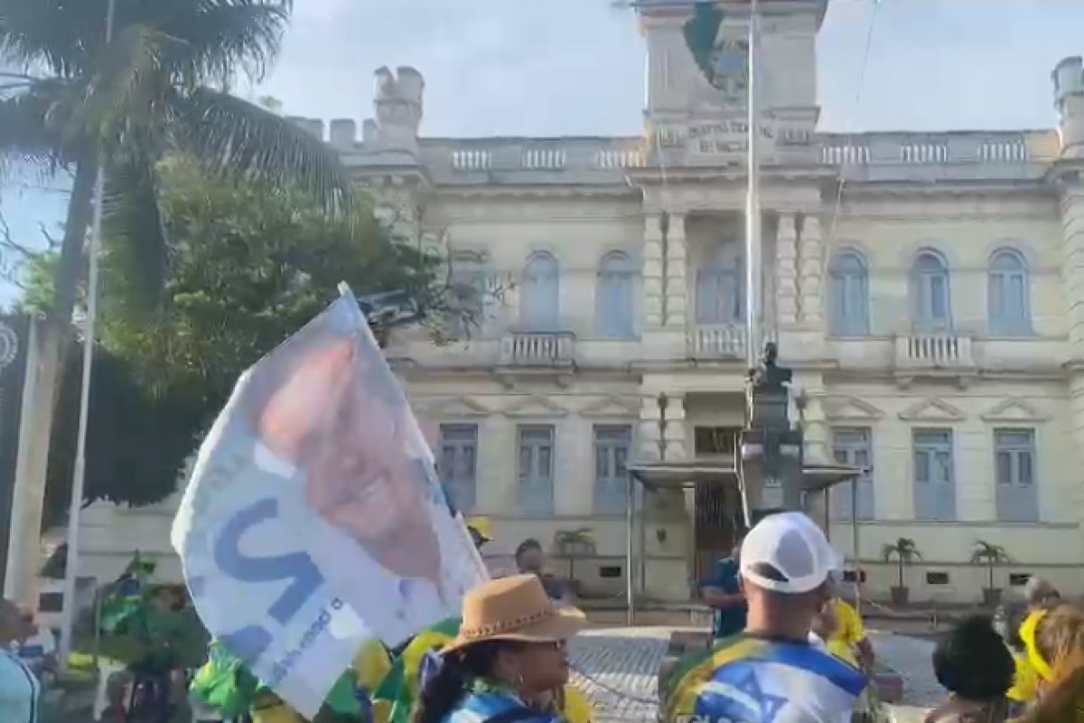 Vídeo: manifestantes ocupam a frente do Quartel da Mouraria nesta quinta-feira (22)