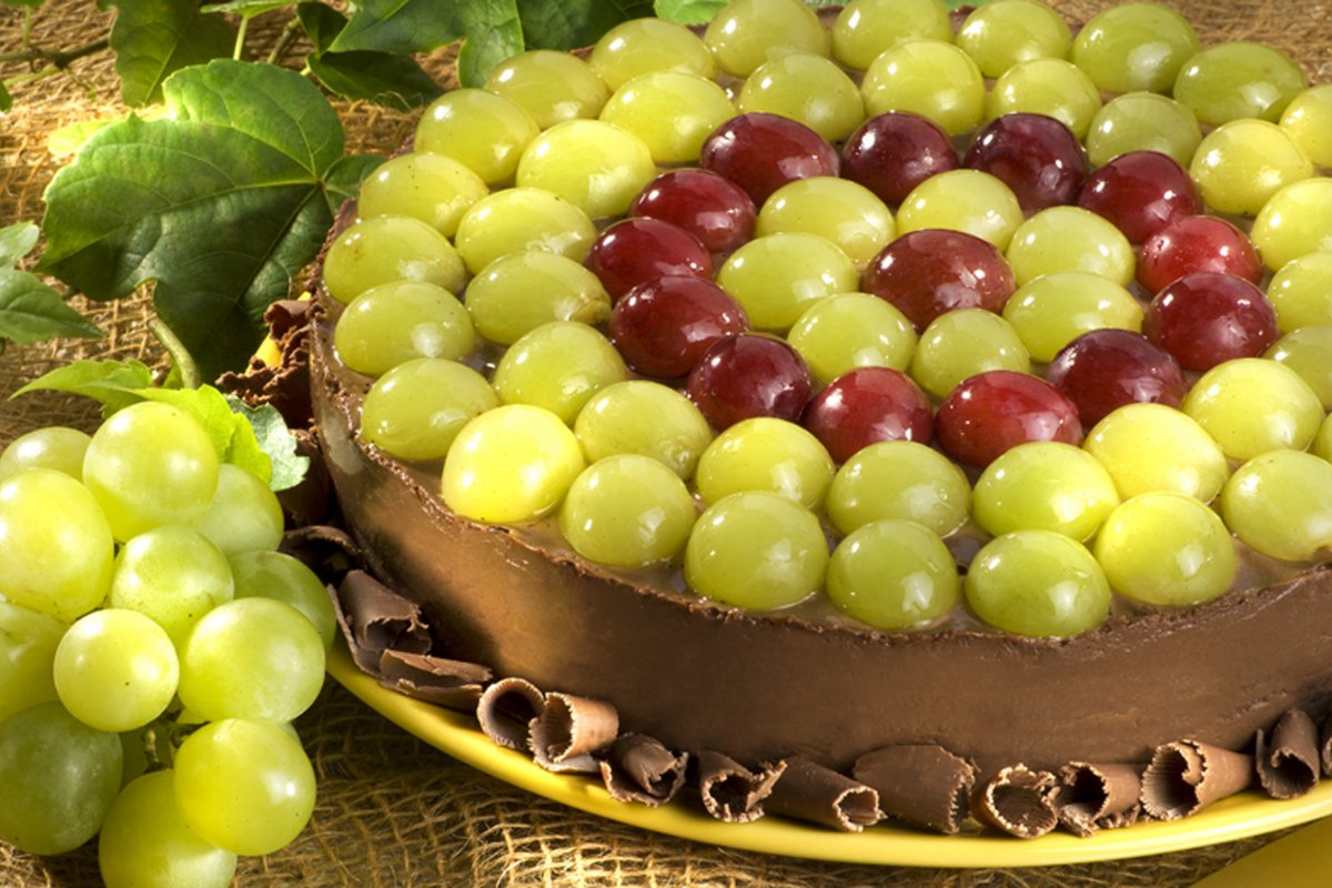 Sobremesa para o Natal: veja como fazer uma charmosa torta de uva com chocolate!