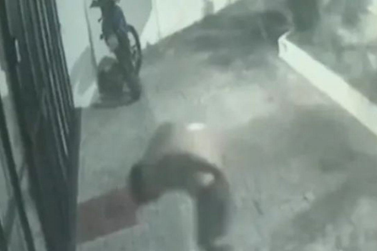 Homem invade prédio para estuprar mulher e morre após colidir com porta de vidro em Salvador