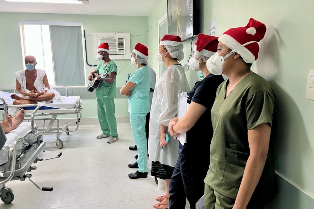 Pelo terceiro ano consecutivo, Equipe de Musicoterapia do Hospital Espanhol realiza o seu Coral Itinerante de Natal!