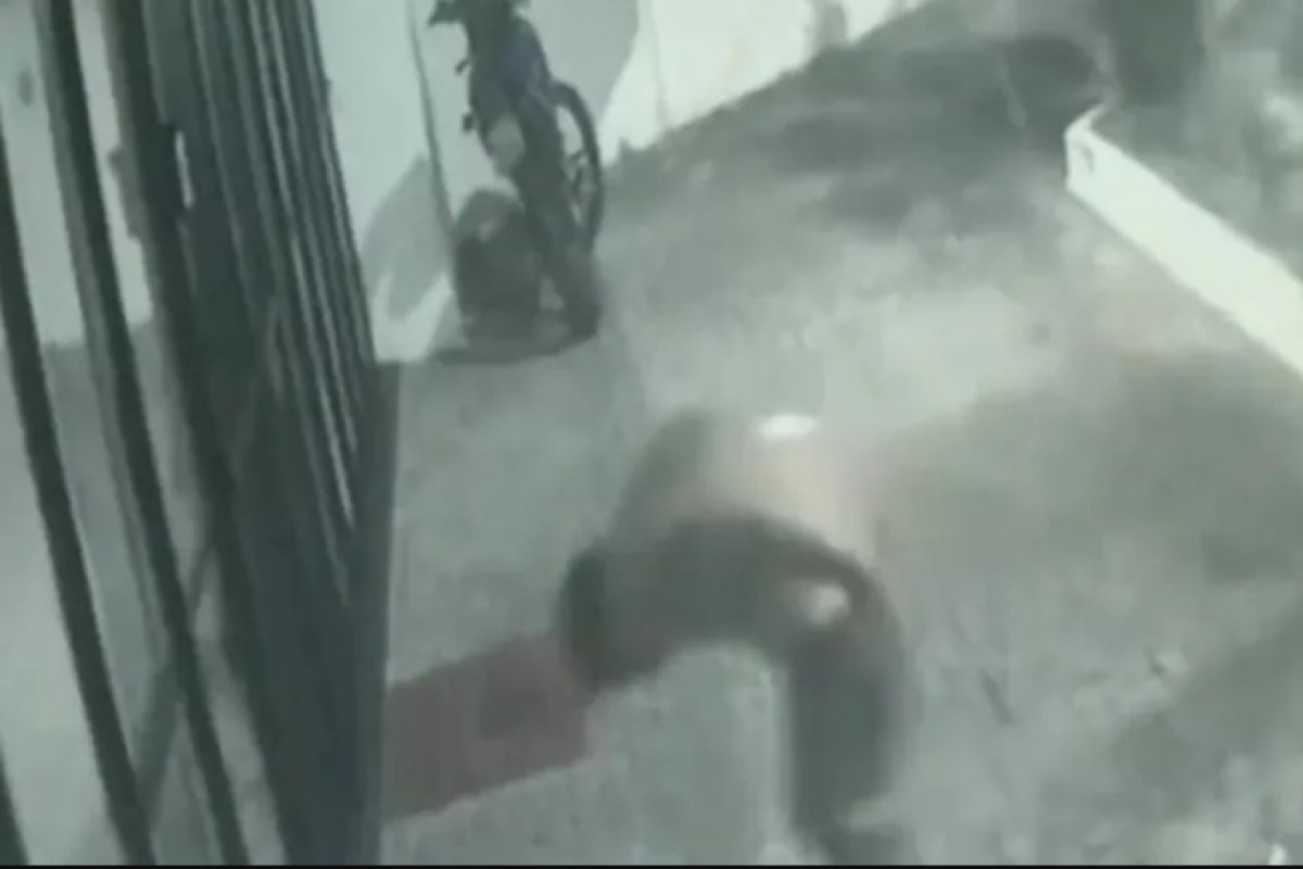 Salvador: homem morre após quebrar portão de vidro com o próprio corpo para invadir condomínio