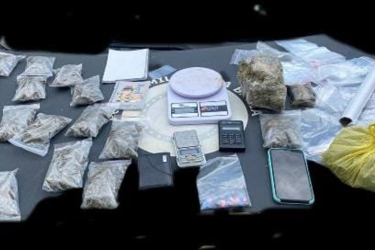 Homem suspeito de tráfico de drogas é preso em Lauro de Freitas