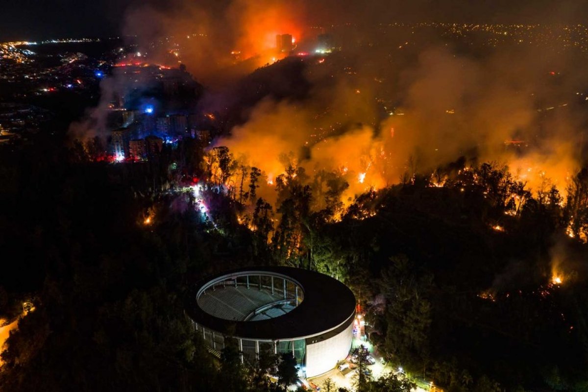 Incêndio florestal devasta mais de 100 casas na cidade costeira chilena de Viña del Mar