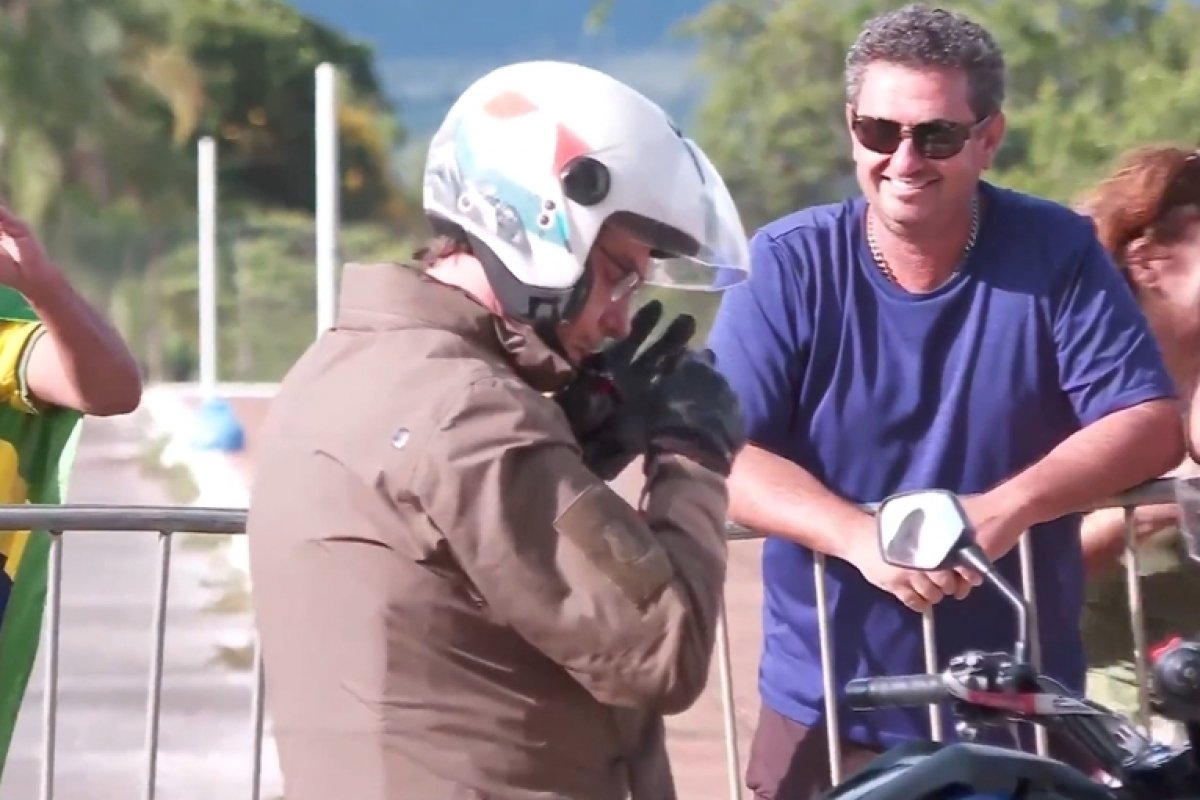 Bolsonaro passeia de moto a uma semana de deixar a Presidência da República