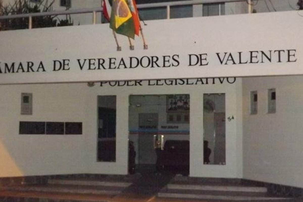 Vereador de município da Bahia é baleado dentro de um carro