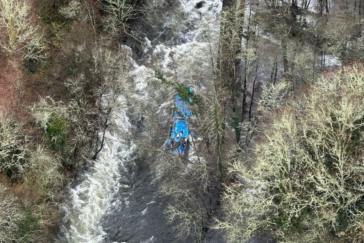 Ônibus cai de ponte e deixa ao menos 3 mortos e 4 desaparecidos neste domingo (25)