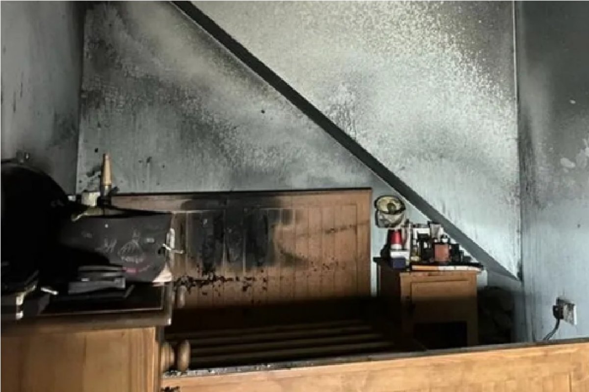 Cachorro 'liga' secador de cabelo e causa incêndio em casa na Inglaterra