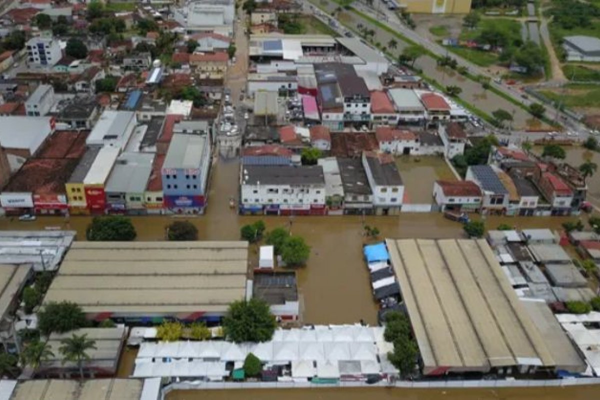 Rio transborda e parte da cidade de Jequié fica debaixo d'água