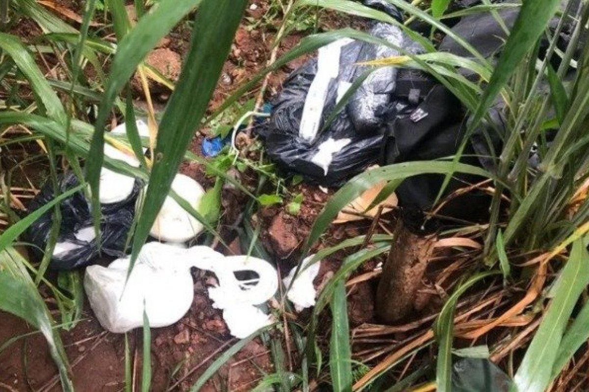 PM desarma quase 40 kg de explosivos encontrados em área de mata no DF