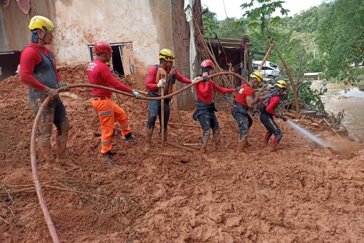Terceira vítima do deslizamento que atingiu a cidade de Antônio Dias, é localizada nesta segunda (26)