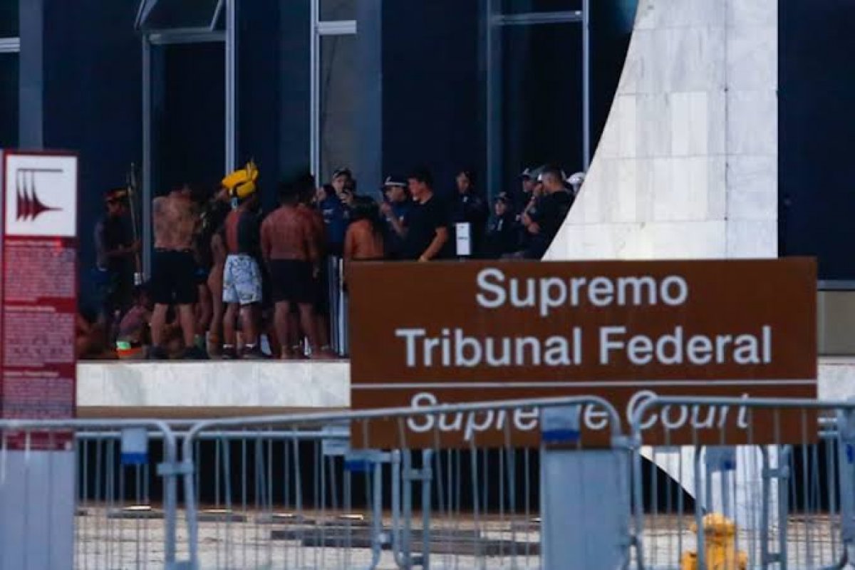 Manifestantes com faca, radiocomunicadores e estilingues são detidos próximo ao STF