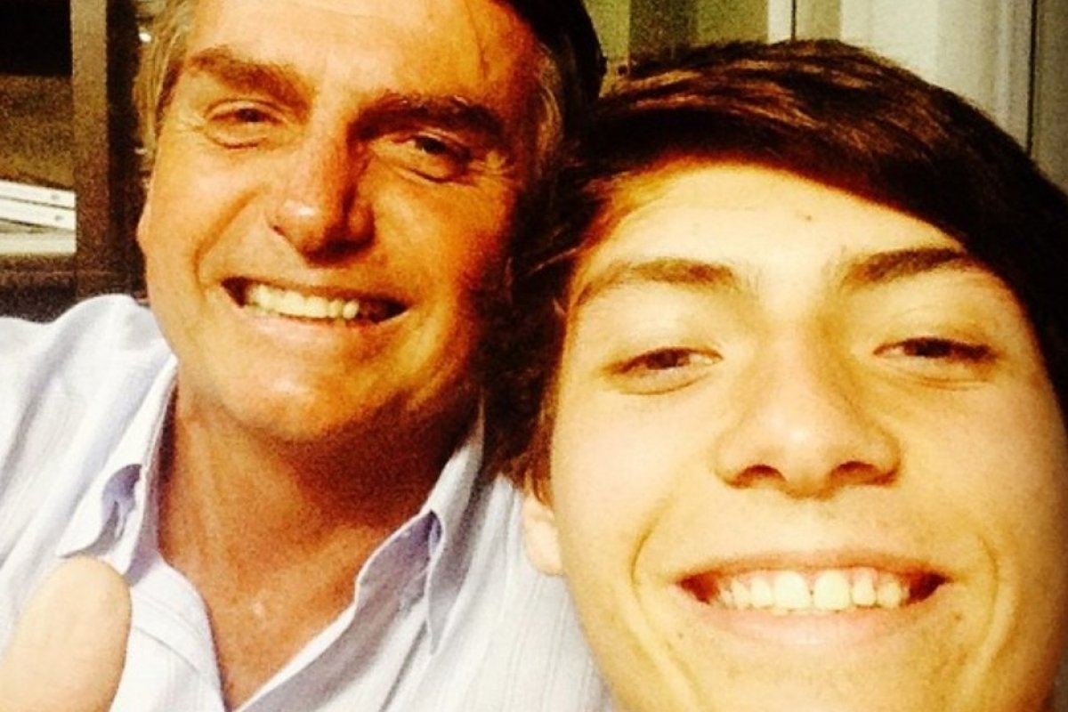 Conheça "Bolsokid": o filho 04 do presidente Jair Bolsonaro