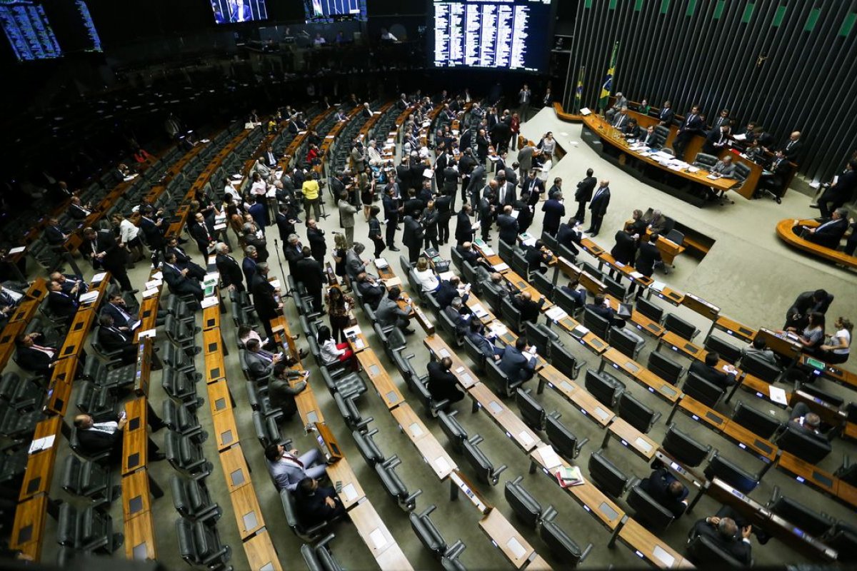 Servidores da Câmara são submetidos a detector de metal até o dia da posse