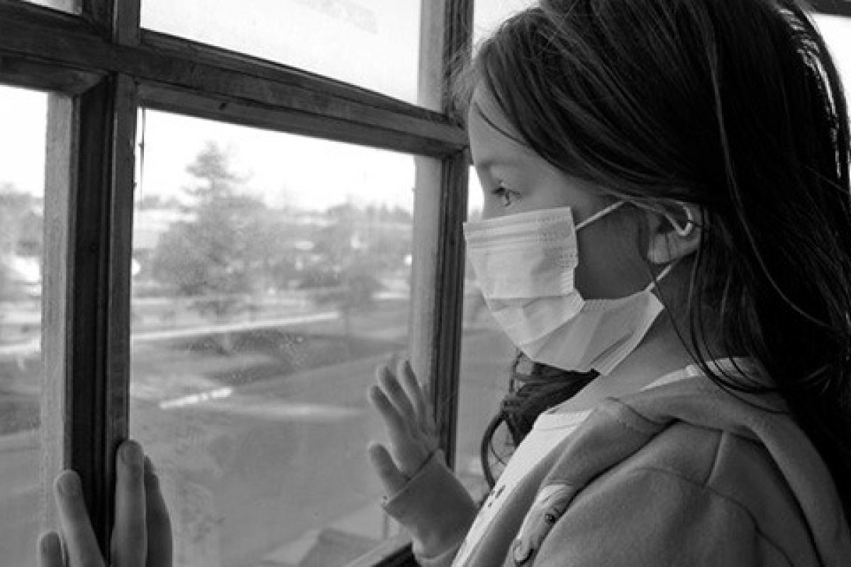 Mais de 40 mil crianças e adolescentes perderam a mãe durante a pandemia, diz estudo